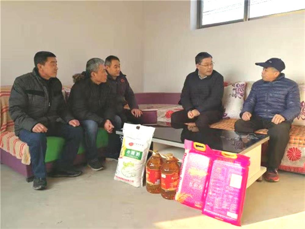 济南开云登录口网页版集团节前走访慰问第一书记任职村困难群体