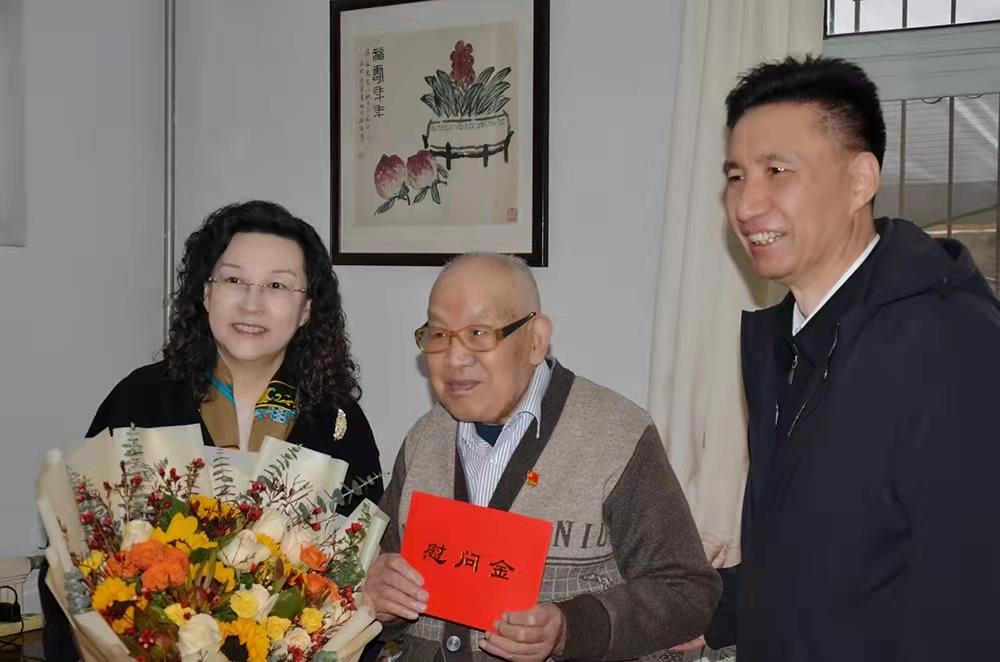 济南开云登录口网页版集团党委副书记、总经理黄蓓走访慰问离休老干部、老党员