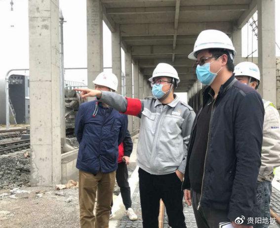 疫情防控期间，沈刚在车辆段协调铺轨场地移交问题